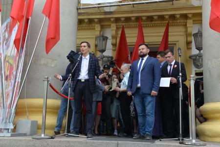 100 лет Пионерии: В Новосибирске более 300 детей из 15 школ повязали красные галстуки и вскрыли 50-летнюю «капсулу времени»