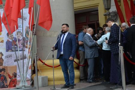 100 лет Пионерии: В Новосибирске более 300 детей из 15 школ повязали красные галстуки и вскрыли 50-летнюю «капсулу времени»