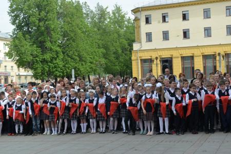 100 лет Пионерии: В Новосибирске более 300 детей из 15 школ повязали красные галстуки и вскрыли 50-летнюю «капсулу времени»