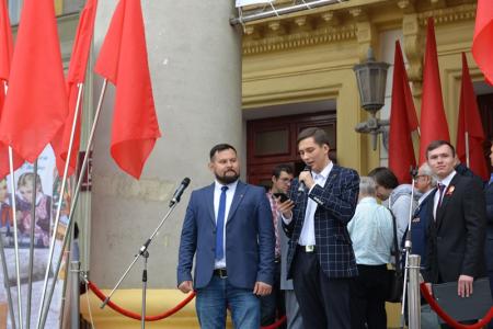 100 лет Пионерии: В Новосибирске более 300 детей из 15 школ повязали красные галстуки и вскрыли 50-летнюю «капсулу времени»