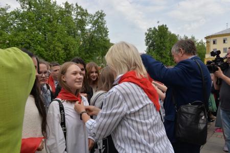 100 лет Пионерии: В Новосибирске более 300 детей из 15 школ повязали красные галстуки и вскрыли 50-летнюю «капсулу времени»