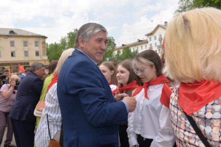 100 лет Пионерии: В Новосибирске более 300 детей из 15 школ повязали красные галстуки и вскрыли 50-летнюю «капсулу времени»