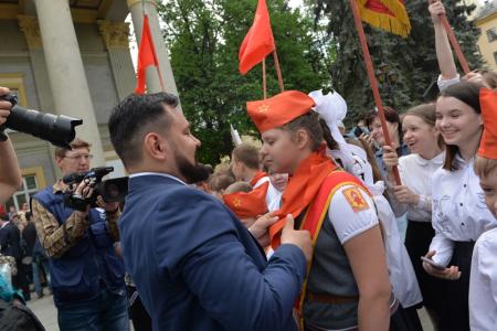 100 лет Пионерии: В Новосибирске более 300 детей из 15 школ повязали красные галстуки и вскрыли 50-летнюю «капсулу времени»