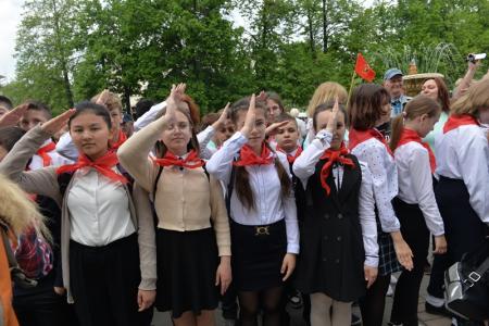 100 лет Пионерии: В Новосибирске более 300 детей из 15 школ повязали красные галстуки и вскрыли 50-летнюю «капсулу времени»
