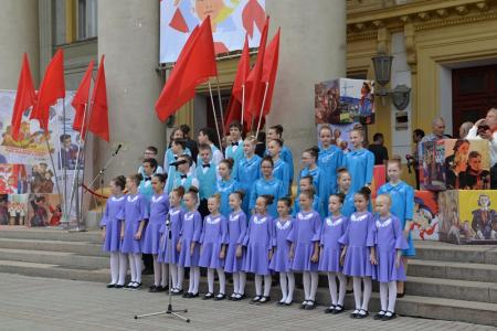 100 лет Пионерии: В Новосибирске более 300 детей из 15 школ повязали красные галстуки и вскрыли 50-летнюю «капсулу времени»