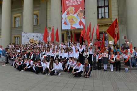 100 лет Пионерии: В Новосибирске более 300 детей из 15 школ повязали красные галстуки и вскрыли 50-летнюю «капсулу времени»