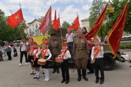 100 лет Пионерии: В Новосибирске более 300 детей из 15 школ повязали красные галстуки и вскрыли 50-летнюю «капсулу времени»