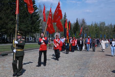 День Победы в Омской области. Коммунисты прошли торжественным шагом по Аллее Памяти