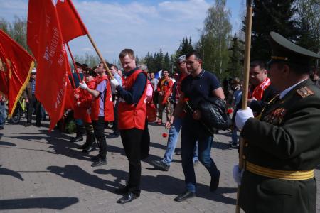 День Победы в Омской области. Коммунисты прошли торжественным шагом по Аллее Памяти