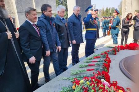 В Новосибирске огромное Знамя Победы пронесли к Монументу Славы