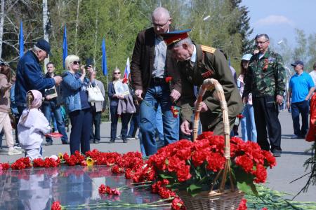 День Победы в Омской области. Коммунисты прошли торжественным шагом по Аллее Памяти