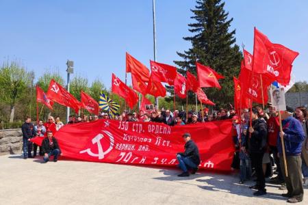 В Новосибирске огромное Знамя Победы пронесли к Монументу Славы