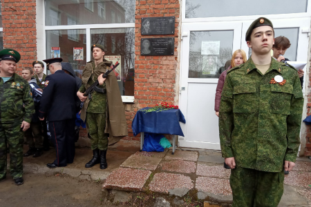 Свердловская область. Воспитанники Кировградского ВПК «Рубеж» на открытии мемориальных досок воинам-героям