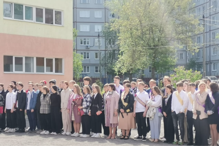 Последние звонки в тульских школах. Алексей Лебедев встретился с учителями и учащимися родной школы