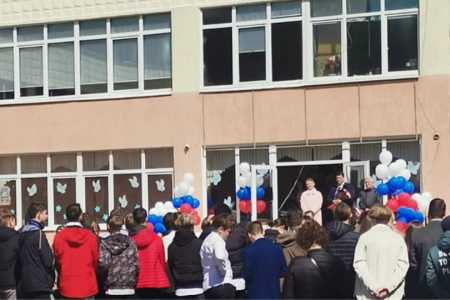 Последние звонки в тульских школах. Алексей Лебедев встретился с учителями и учащимися родной школы
