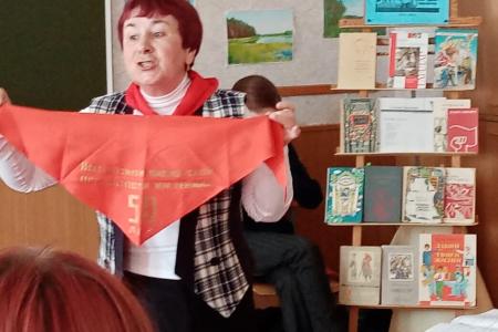 Курганские коммунисты проводят открытые уроки в школах, посвященные 100-летию Пионерии