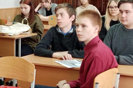Курганские коммунисты проводят открытые уроки в школах, посвященные 100-летию Пионерии