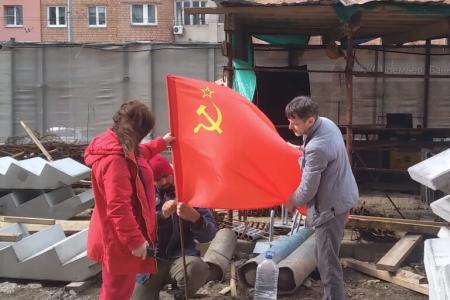Нижний Новгород. На башенных строительных кранах подняты Красные знамена Победы