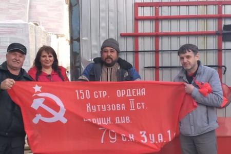 Нижний Новгород. На башенных строительных кранах подняты Красные знамена Победы
