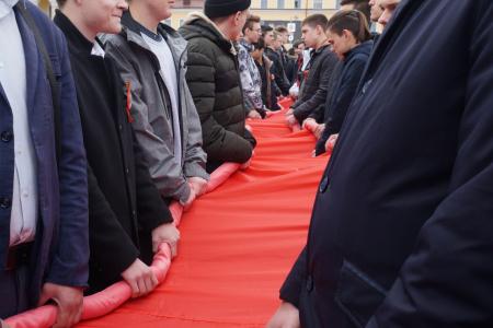 Коммунисты и комсомольцы Ставрополья развернули на стадионе «Динамо» самое большое в мире полотнище копии Знамени Победы