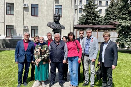 В рамках визита на Донбасс делегация КПРФ под руководством Казбека Тайсаева посетила ЛНР