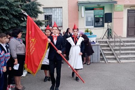 Карачаево-Черкесия. Равнение на знамя звонких лет!