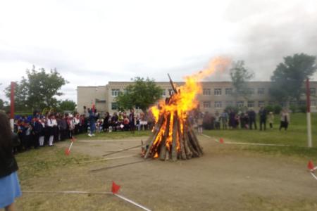 Карачаево-Черкесия. Равнение на знамя звонких лет!