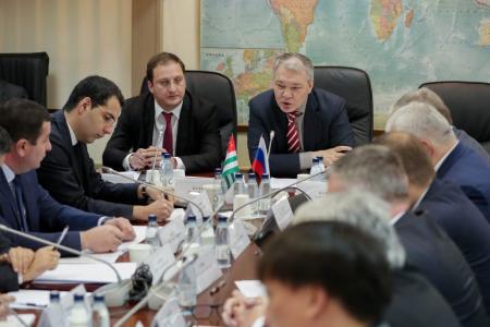 Леонид Калашников, Казбек Тайсаев и Александр Ющенко обсудили с абхазскими коллегами упрощение условий пересечения границы с Абхазией