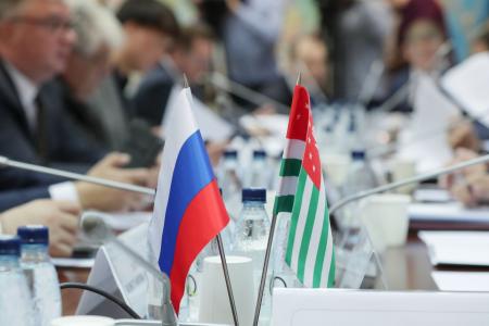 Леонид Калашников, Казбек Тайсаев и Александр Ющенко обсудили с абхазскими коллегами упрощение условий пересечения границы с Абхазией