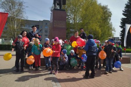 В Черняховске Калининградской области коммунисты организовали возложение детьми цветов к памятнику генералу Ивану Черняховскому