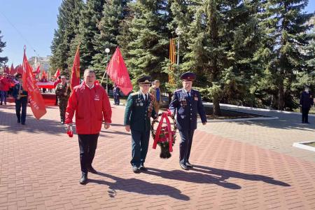 В Чебоксарах встретили 9 Мая с копиями Знамени Победы
