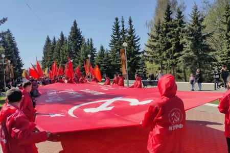 В Чебоксарах встретили 9 Мая с копиями Знамени Победы