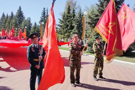 В Чебоксарах встретили 9 Мая с копиями Знамени Победы