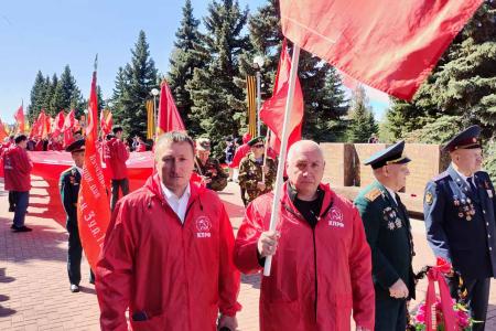 В Чебоксарах встретили 9 Мая с копиями Знамени Победы
