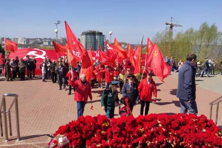 В Чебоксарах встретили 9 Мая с копиями Знамени Победы