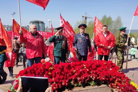 В Чебоксарах встретили 9 Мая с копиями Знамени Победы