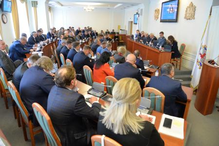 Нижегородская область. Региональный законодательный орган поддержал в первом чтении законопроект КПРФ о Знамени Победы