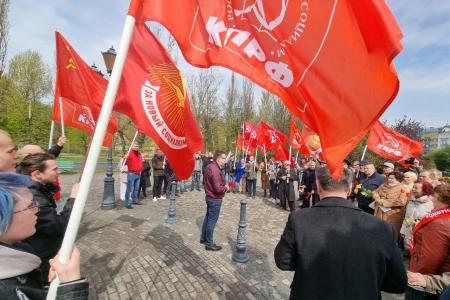 В Черняховске Калининградской области коммунисты организовали возложение детьми цветов к памятнику генералу Ивану Черняховскому