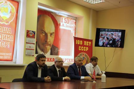 В Воронежском обкоме КПРФ наградили   Благодарностями депутата Госдумы Сергея Гаврилова   победителей конкурса «Пионер ХХI века»