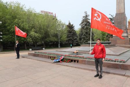 Сталинградские коммунисты и комсомольцы завершили памятную акцию, посвященную Знамени Победы