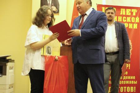 В Воронежском обкоме КПРФ наградили   Благодарностями депутата Госдумы Сергея Гаврилова   победителей конкурса «Пионер ХХI века»