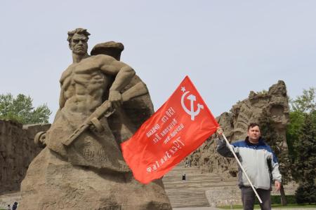Сталинградские коммунисты и комсомольцы завершили памятную акцию, посвященную Знамени Победы