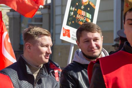 Коммунисты и комсомольцы организовали "красную колонну" на городском Параде Победы в Томске