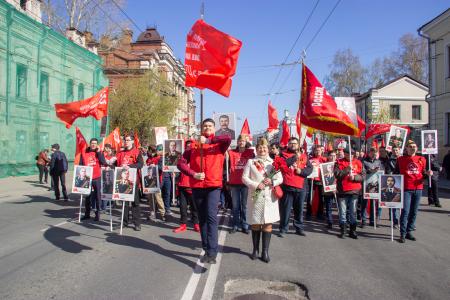 Коммунисты и комсомольцы организовали "красную колонну" на городском Параде Победы в Томске