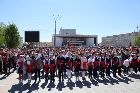 Главная площадь Орла – красногалстучной Пионерии!