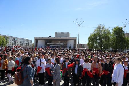 Главная площадь Орла – красногалстучной Пионерии!