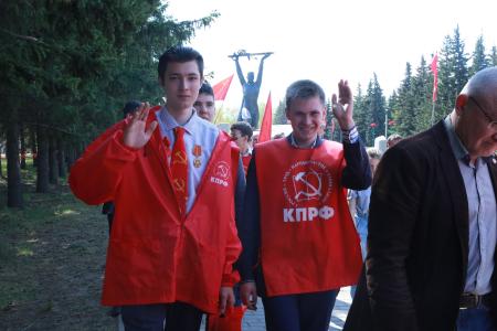День Победы в Омской области. Коммунисты прошли торжественным шагом по Аллее Памяти
