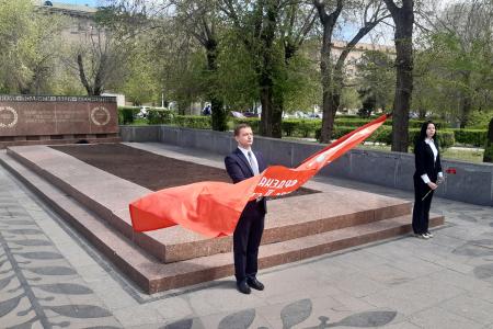 Сталинградские коммунисты и комсомольцы завершили памятную акцию, посвященную Знамени Победы