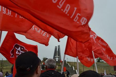 Коммунисты Калмыкии почтили память воинов 28-й Армии