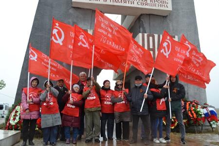 Коммунисты Калмыкии почтили память воинов 28-й Армии
